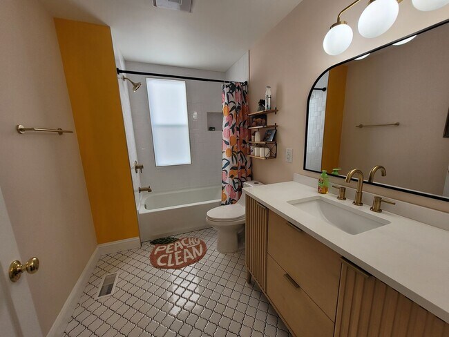 Building Photo - Charming 2 Bed/1 Bath Bungalow Style Home ...