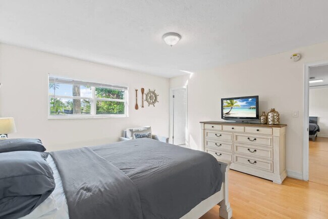 Building Photo - 2424 NE 9th St