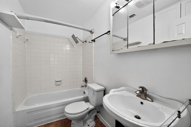 Building Photo - 2906 West Ave