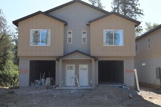 Building Photo - Duplex in CDA !