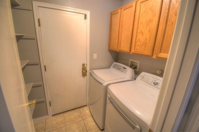 Building Photo - Adorable 2 Bedroom, 2 Bathroom, 2 Car Gara...