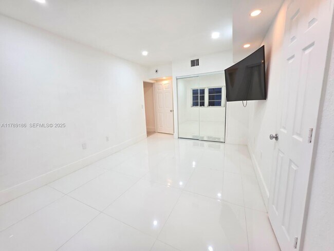 Building Photo - 760 Euclid Ave