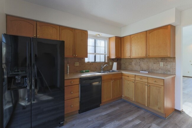 Building Photo - {8515} Walking distance to South Lake Park + 2 Car Attached Garage + Deck!