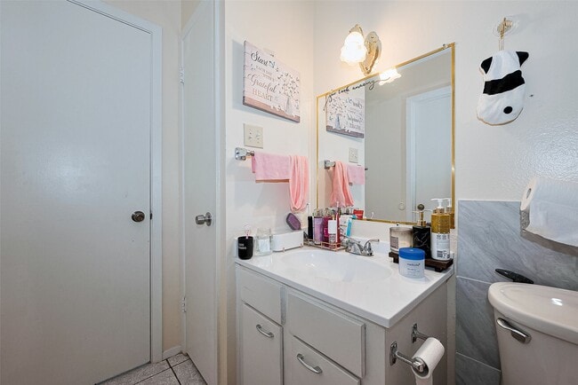 Building Photo - 12223 Sharpview Dr