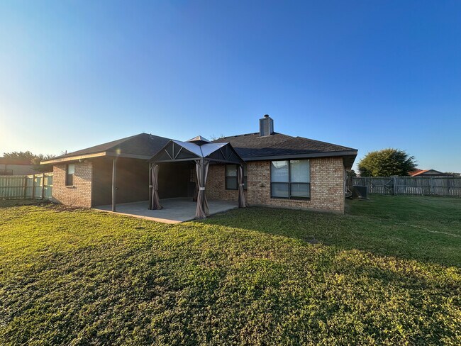 Building Photo - 2701 Littlepine Dr