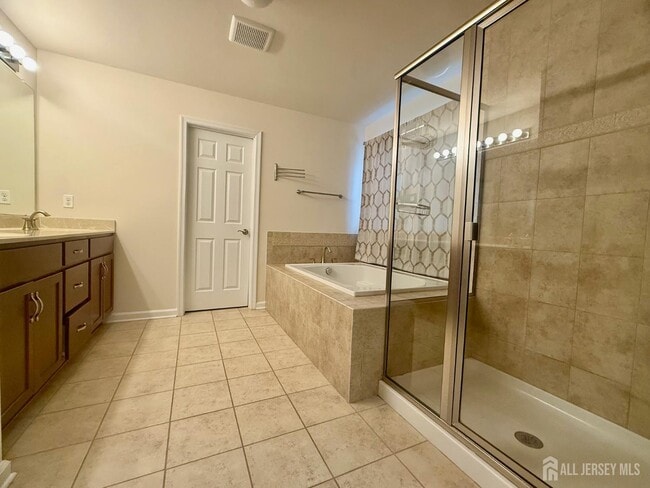 Building Photo - 33 Blair St