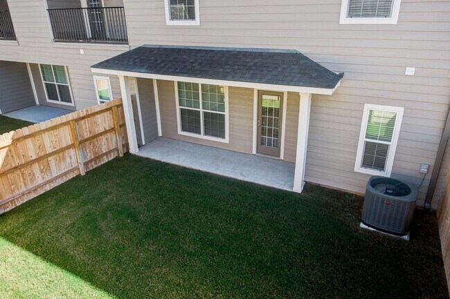 Building Photo - August 2026 Move in - 4/4.5 Townhome in The Revelry!