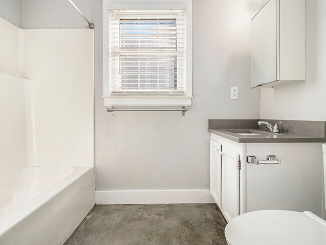 Building Photo - 3 bdrm, 1 bath in Grant Park