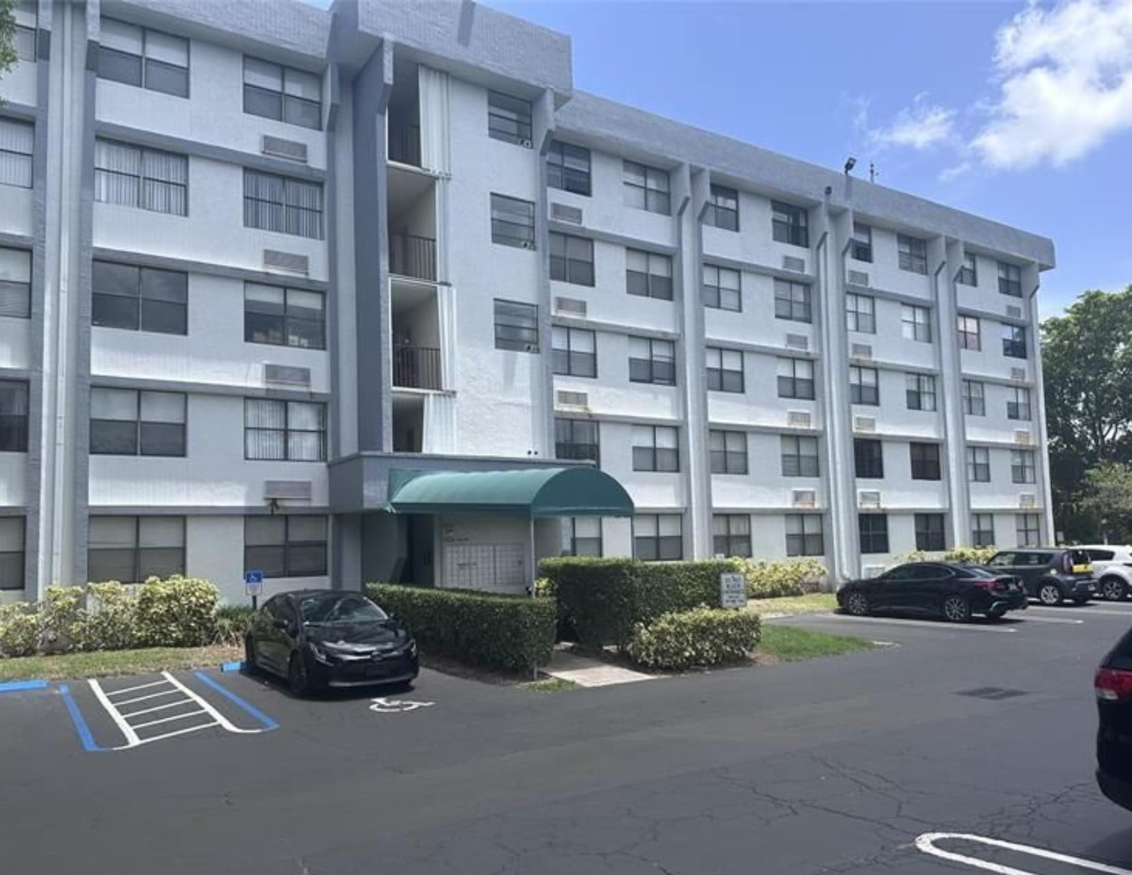 Building Photo - 2501 Riverside Dr