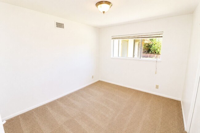 Building Photo - 1087 N Greengrove St