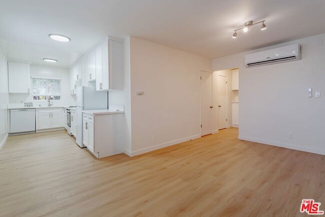 Building Photo - 2401 Beachwood Dr