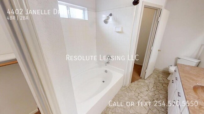 Building Photo - 4402 Janelle Dr
