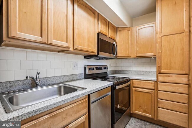 Building Photo - 1320 Fort Myer Dr