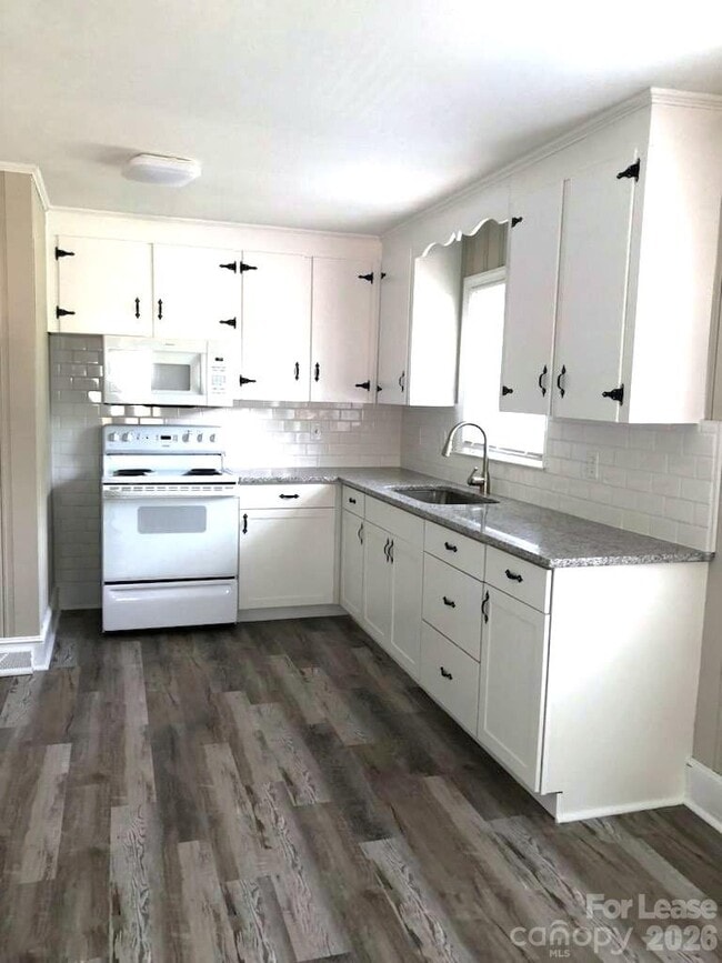 Building Photo - 1500 Woodhill Ln