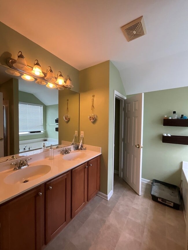 Building Photo - Convenient to Savannah and the new Hyundai Plant