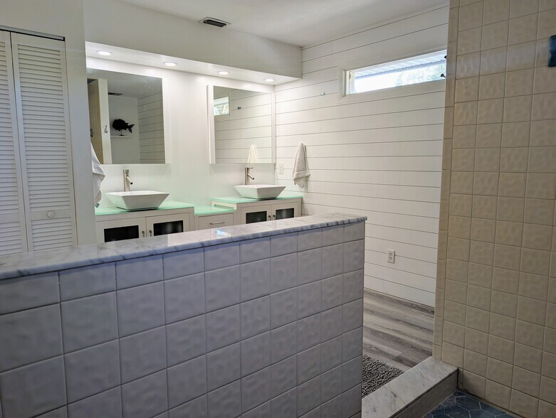 Upstairs bathroom - 4440 Saxon Dr