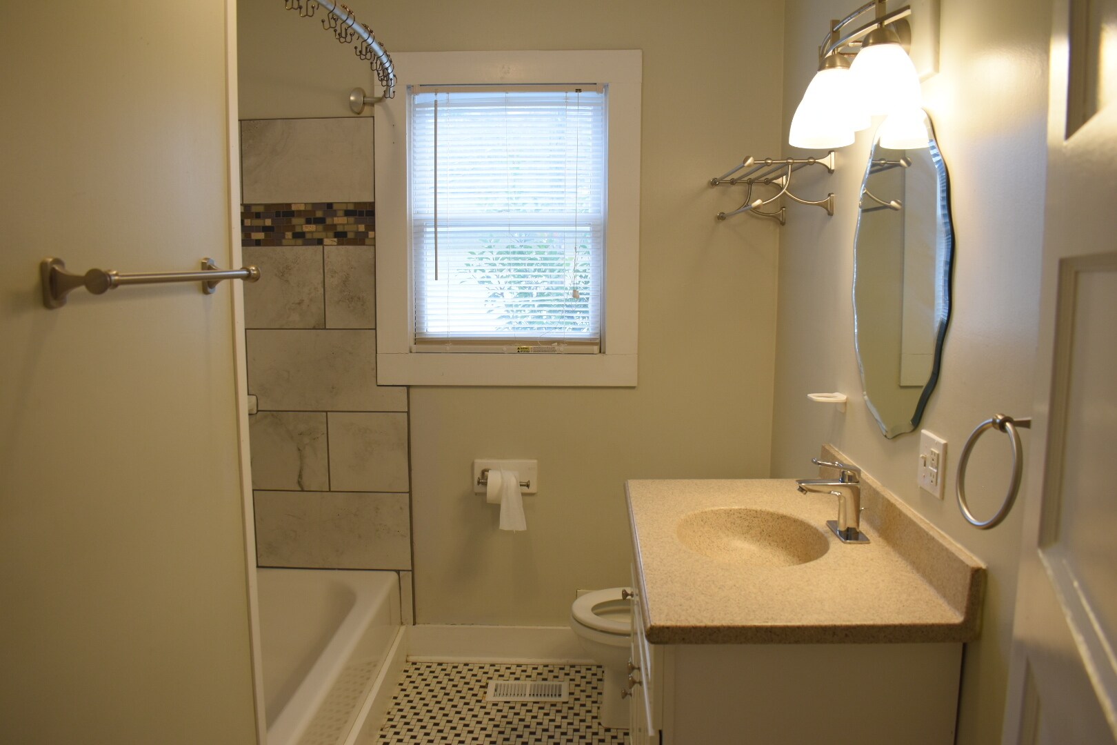 Building Photo - 306 Kenwood Ave