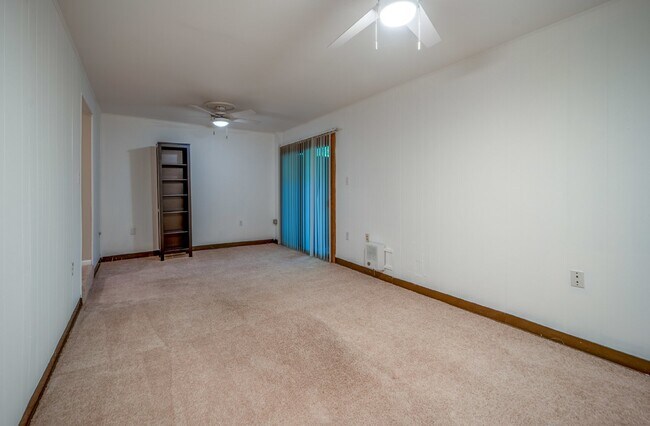 Building Photo - Renovated townhouse backing to trees with loads of privacy!