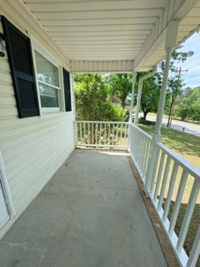 Building Photo - Totally Renovated Bungalow Located in Quiet Neighborhood Yet Close to Everything!