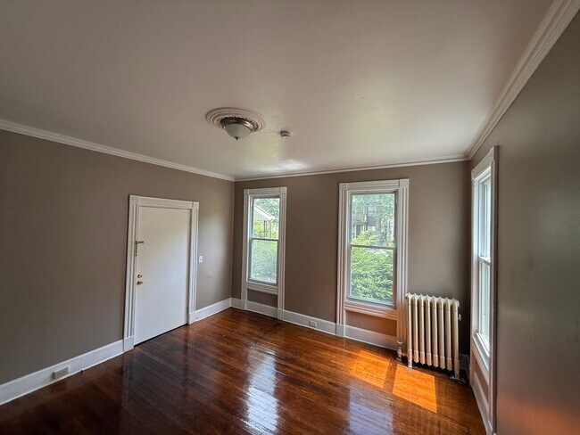 Building Photo - 870 Elm St