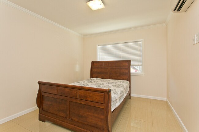 Building Photo - 912 8th Ave