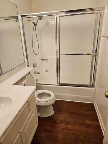 hall bathroom - 7532 Seaspring Dr