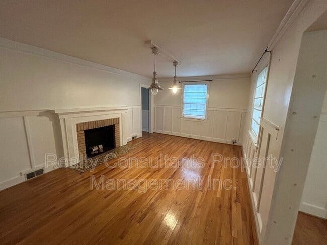 Building Photo - 2461 Lyndhurst Ave