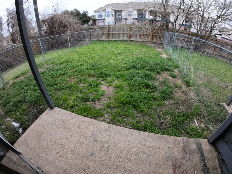 Building Photo - 404 Manuel Dr
