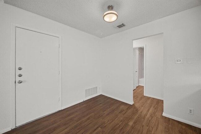 Building Photo - 6204 Linda Ln