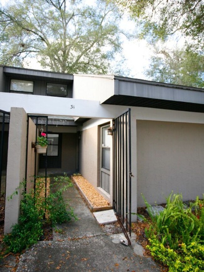 Building Photo - Beautiful 2 bedroom/ 2 bath townhome