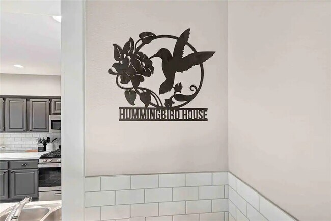 Building Photo - 701 SW Maidstone Ave