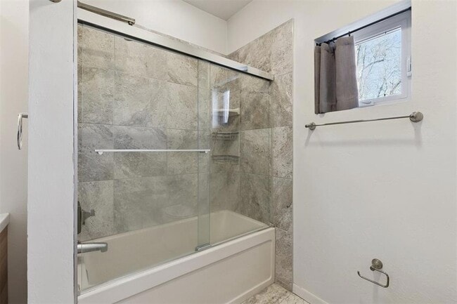 Building Photo - 1008 N Francis Ave