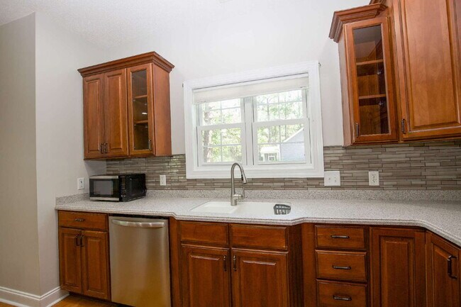 Building Photo - "Spacious 3-Bedroom Retreat with 3200 Sq Ft of Comfort in Seven Lakes!"