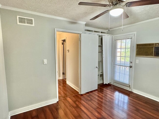 Building Photo - Inviting 3-Bedroom, 1.5-bath