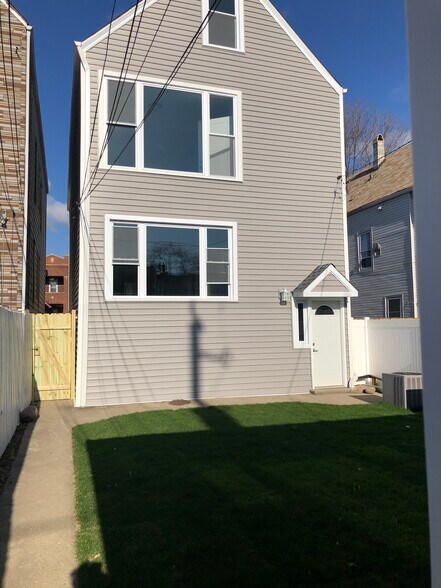 Building Photo - 3349 N Hamlin Ave