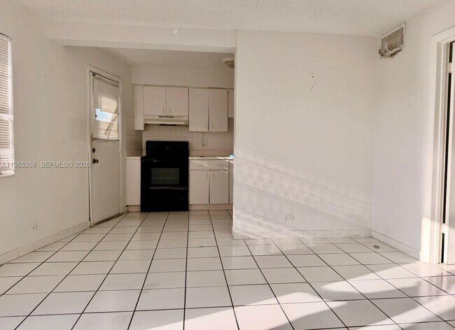 Building Photo - 1610 NW N River Dr