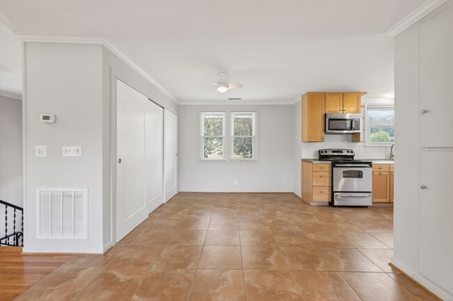 Building Photo - Multi-Generation West Meade Home
