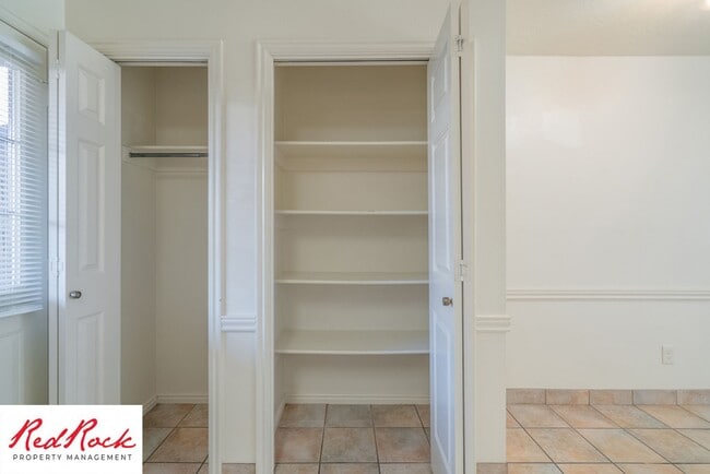 Building Photo - Charming 2 Bedroom Townhome