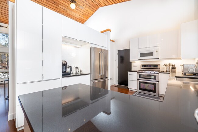 Building Photo - 9 Belshyre Ct