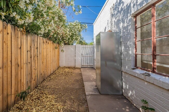 Building Photo - Two Bedrooms - Central Phoenix!