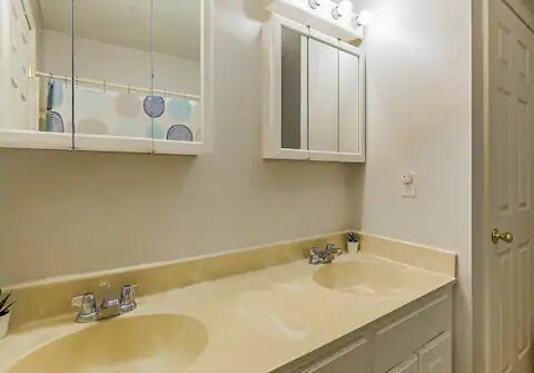 Building Photo - 1019 Cricket Ln