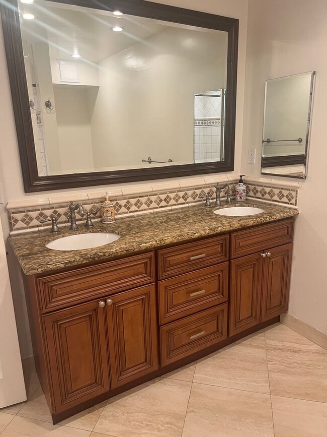 Building Photo - Huge 2 bed 2 bath condo.  2 balconies peek a boo ocean views