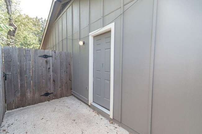 Building Photo - 1810 Nicole Cir