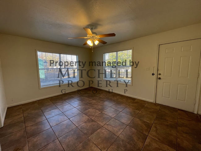 Building Photo - Wolflin~ 2 bedroom 1 bath!
