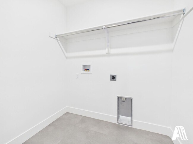 Building Photo - 447 E 650 N