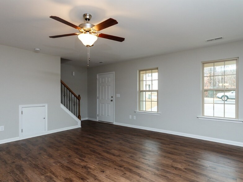 Building Photo - 1421 Tamarino Dr