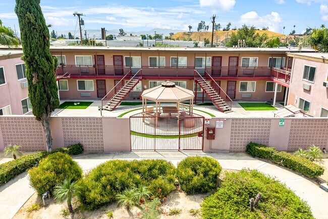 Building Photo - 1539 Pumalo St E