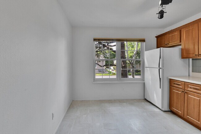 Building Photo - $1,825.00, 2-bed, 2-bath condo in Lakewood.