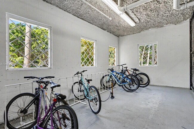 Building Photo - 731 Crandon Blvd
