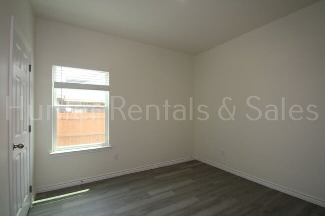 Building Photo - Modern New Construction Duplex